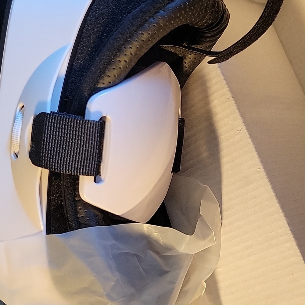NIP Virtual Reality Headset & Bluetooth Remote Control - Picture 4 of 6